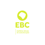 Logo sobre fundo claro com um símbolo e texto em tom verde‑limão. Na parte superior, há um ícone arredondado formado por um contorno incompleto com uma forma orgânica interna, sugerindo comunicação ou conexão. Abaixo do símbolo, aparece a sigla “EBC” em letras grandes e maiúsculas, e logo abaixo, em tamanho menor, o texto “EMPRESA BRASIL DE COMUNICAÇÃO”, ambos na mesma cor verde, com estilo simples e moderno.