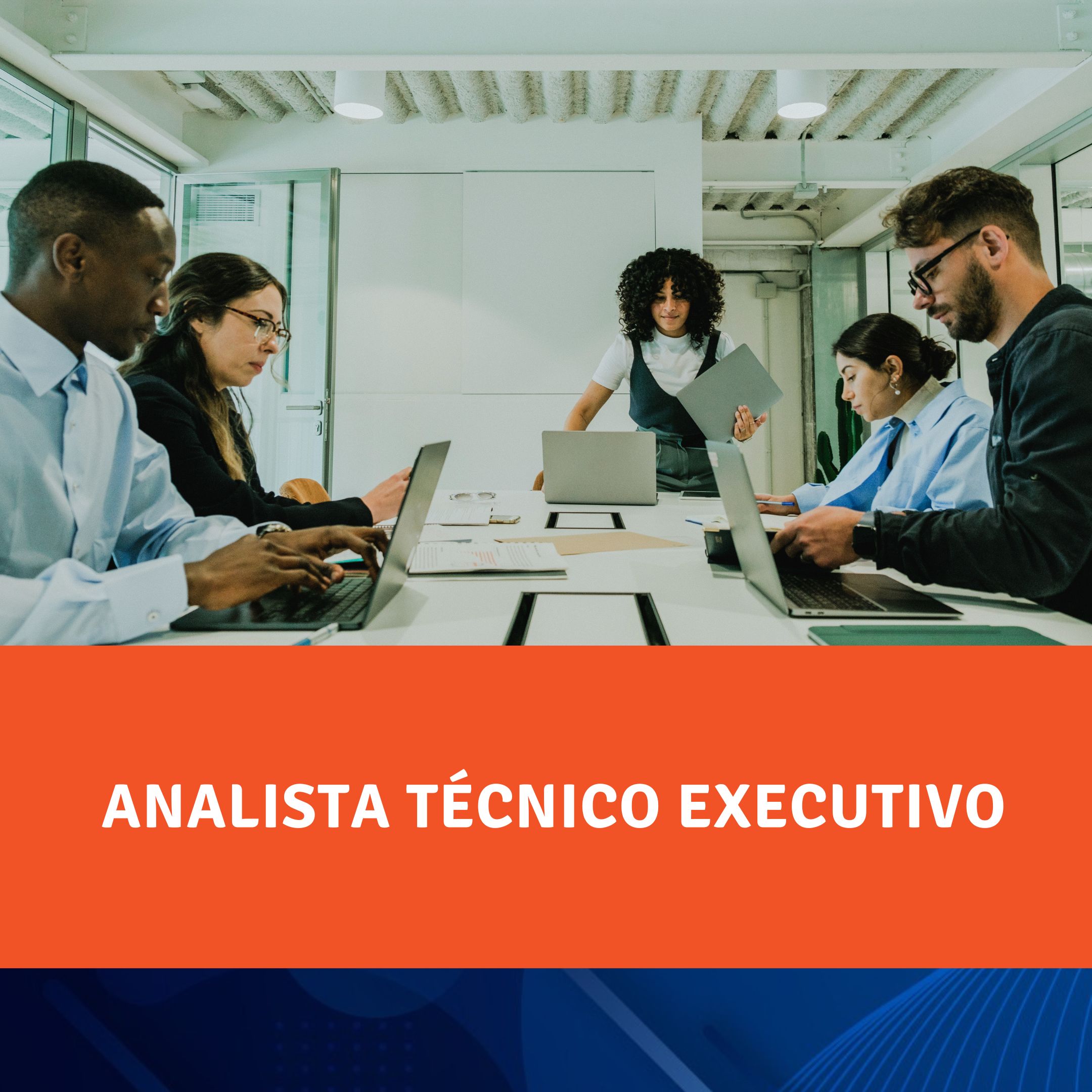 Pessoas sentadas em um escrit´ório trabalhando em computadores.