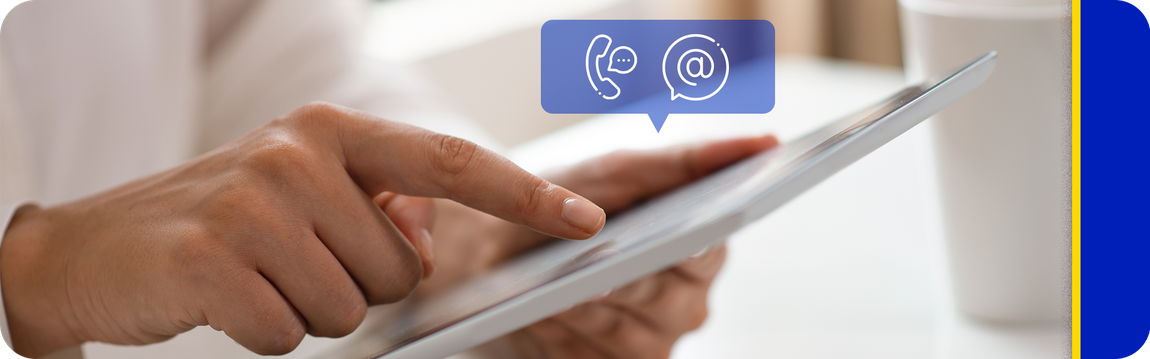 Imagem de uma mão feminina segurando um tablet com uma caixa azul acima do tablet mostrando os ícones de telefone e arroba