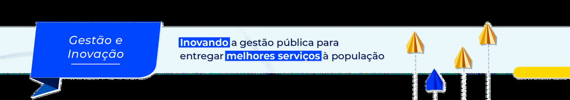Banner com fundo claro e textura marmorizada. À esquerda, há um balão de fala azul com o texto “Gestão e Inovação”. Ao lado, em letras pretas e azuis, lê-se: “Inovando a gestão pública para entregar melhores serviços à população”. As palavras “Inovando” e “melhores serviços” estão destacadas em azul. Quatro aviões de papel voam para cima: três amarelos e um azul, simbolizando inovação e progresso. O avião azul se destaca, fazendo um movimento para cima e para direita, representando uma abordagem inovadora.
