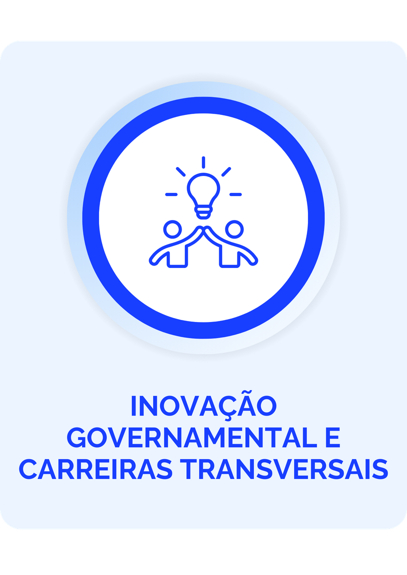A imagem apresenta um ícone que simboliza a colaboração e a inovação. No centro, há duas figuras humanas de mãos dadas, levantando uma lâmpada, que representa uma ideia ou inovação. Abaixo do ícone, está escrito "INOVAÇÃO GOVERNAMENTAL E CARREIRAS TRANSVERSAIS", O design é simples e moderno, com um fundo claro e elementos em azul,
