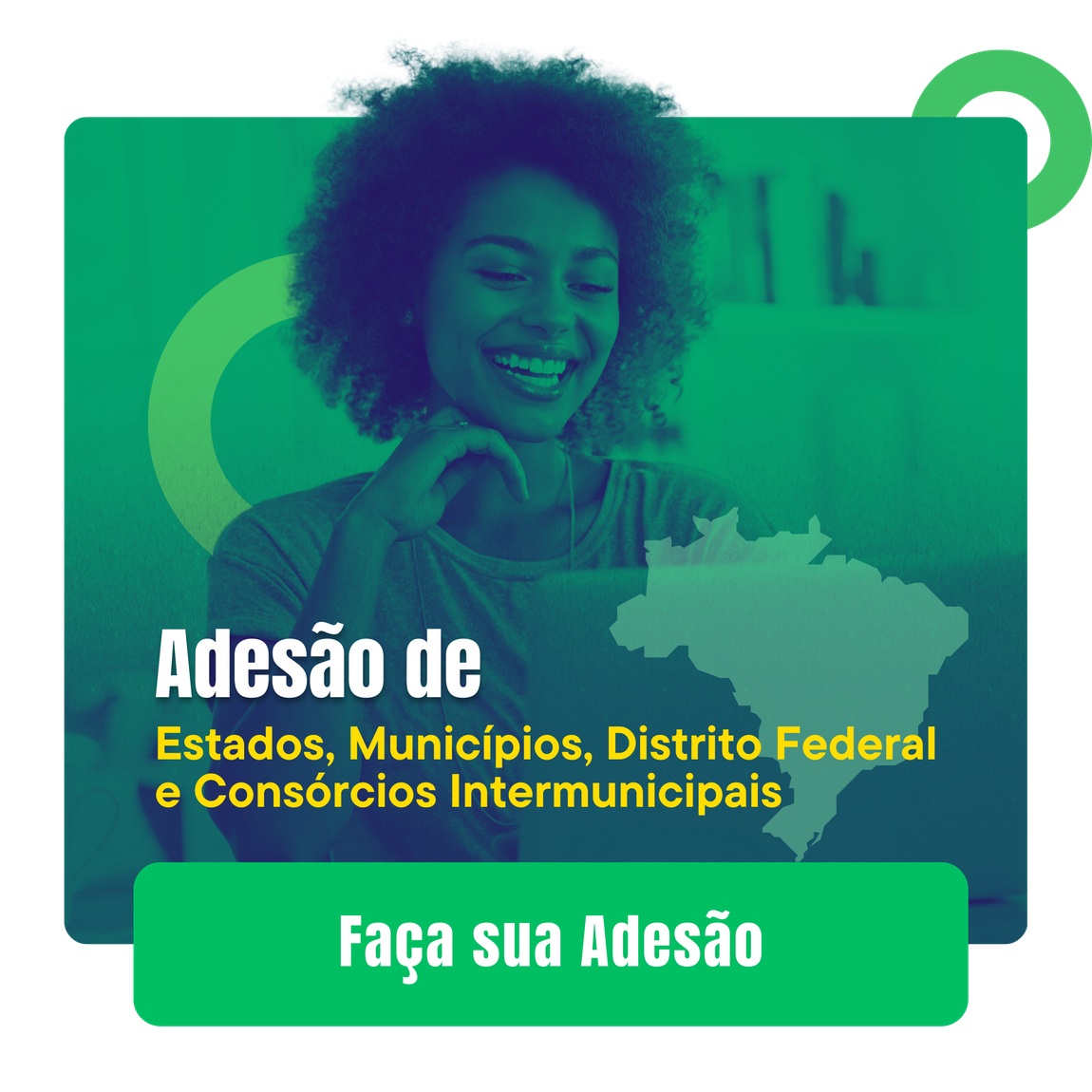 imagem mulher sorrindo, fundo verde, com link para adesão de estados, municípios e consórcios