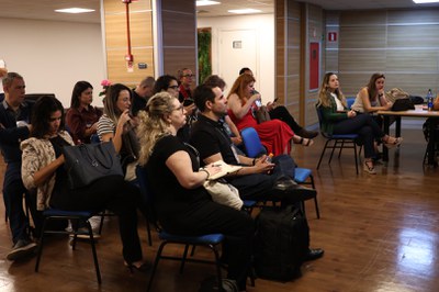 Participantes acompanham pelo telão