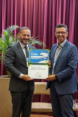Celebração da adesão do CIGA ao ProPEN com o Prefeito de Mafra (SC) e presidente do Consórcio de Inovação e Gestão Pública (CIGA), Emerson Mass, e Hebert Barros, Diretor de Programa do MGI.JPG