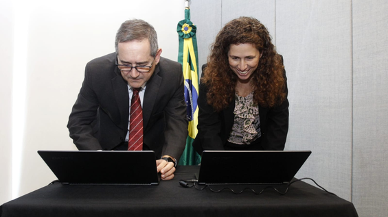 Momento da assinatura do ACT