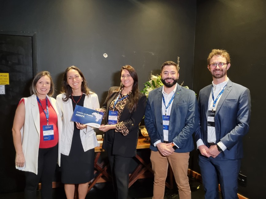 (Esq.) Priscila Cabral, diretora na Secretaria de Gestão e Inovação do MGI; Cristina Kiomi Mori, Secretária-Executiva do MGI; Cinthya Mendes, secretária de Administração do estado do Amapá; Diego Lima, Secretário-Adjunto de Administração do Amapá e Danilo Marasca Bertazzi, chefe da Assessoria Especial de Cooperação Federativa em Gestão e Governo Digital.