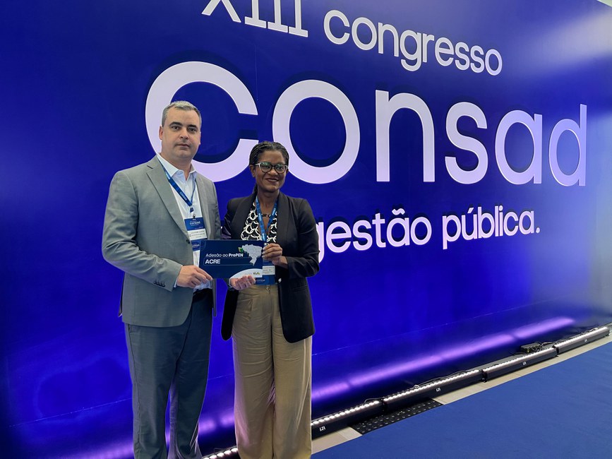 Guilherme Schirmer Duarte, secretário adjunto de Administração do Acre, ao lado da Coordenadora de Implantação de Soluções em Processo Eletrônico do MGI, Mariana Meirelles.