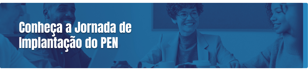 Banner azul com pessoas ao fundo e texto para conhecer a jornada de implantação do PEN com 10 etapas
