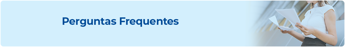 Banner com fundo azul claro. À esquerda, o texto ‘Perguntas Frequentes’. À direita, uma pessoa segurando papéis e um tablet, em um ambiente de escritório desfocado.