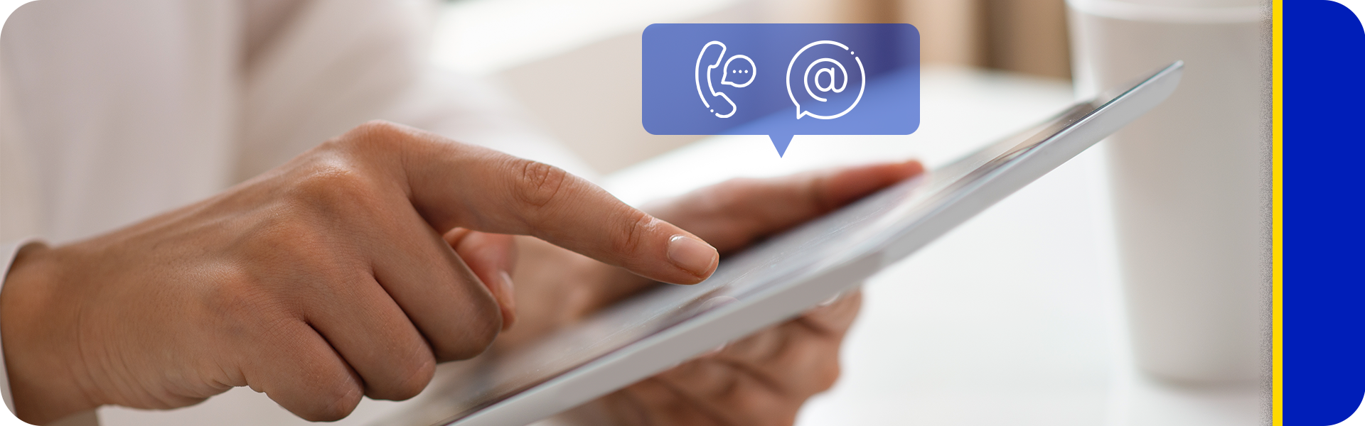Imagem de uma mão feminina segurando um tablet com uma caixa azul acima do tablet mostrando os ícones de telefone e arroba