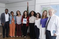 Ministra Esther Dweck recebe documento com práticas sobre a promoção de equidade racial no serviço público
