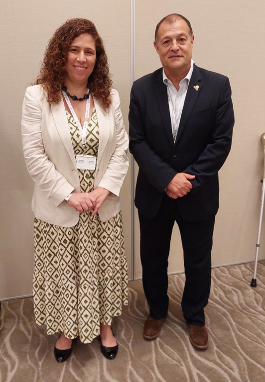 Ministra Esther Dweck, eleita presidenta do CLAD, e o uruguaio Conrado Ramos, que foi eleito secretário-geral