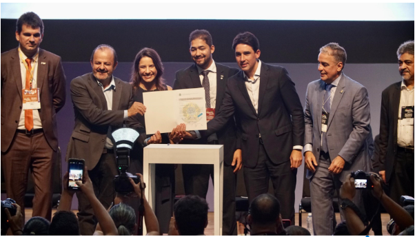 Prefeito de Canhotinho (PE), Joaquim Teixeira (2º da esquerda para a direita), recebe título de regularização de imóvel onde se localiza a Secretaria Municipal de Saúde Foto: Allan Torres