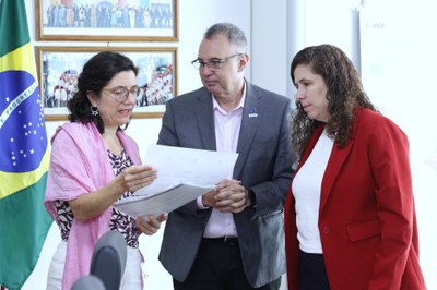Ministra da Gestão, Esther Dweck, e Secretário de Governo Digital do MGI, Rogério Mascarenhas entregaram à ministra do Chile um documento com o referencial teórico sobre a política brasileira para a nuvem pública de governo. Foto: Adalberto Marques