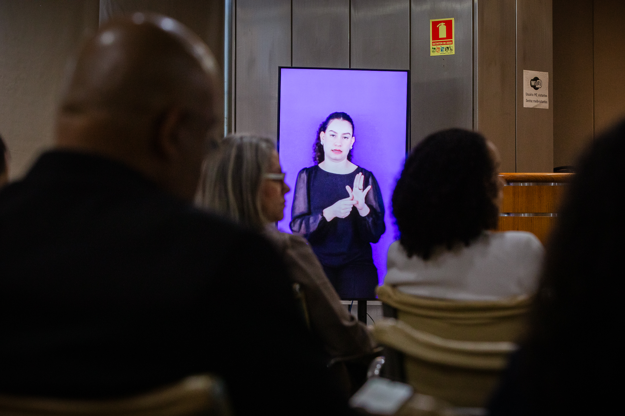 Monitores de 55 polegadas e de alta definição foram instalados nos auditórios do MGI. Foto: Washington Costa