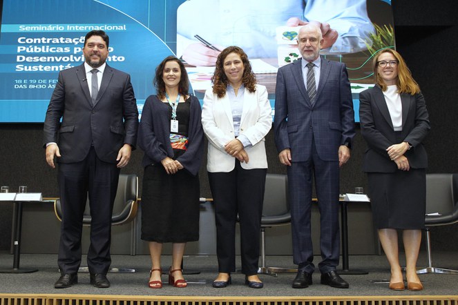 Ministra da Gestão e Inovação em Serviços Públicos, Esther Dweck; presidenta da Enap, Betania Lemos; diretora a.i. do Escritório da CEPAL no Brasil, Camila Gramkow; ministro do Tribunal de Contas da União,Benjamim Zymler e presidente do Conselho Nacional de Secretários de Estado da Administração (CONSAD), Samuel Lemos, durante abertura do Seminário Internacional de Compas