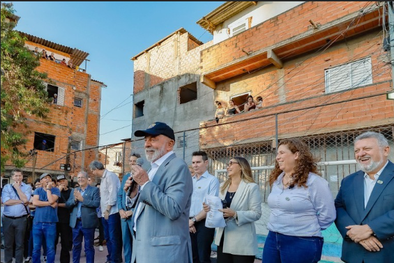 “Vocês estão sob os cuidados do Governo Federal e nós vamos respeitá-los”, afirmou o presidente Lula aos moradores do complexo. 