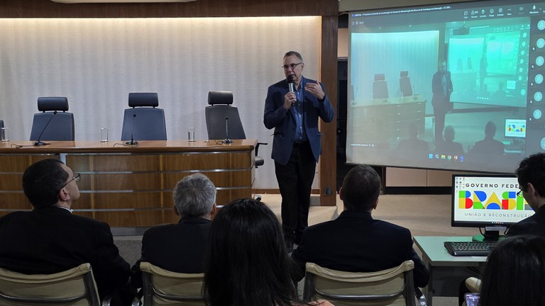Secretário de Governo Digital, Rogério Mascarenhas, debate Nuvem de Governo com gestores e servidores de tecnologia. Foto: SGD/MGI