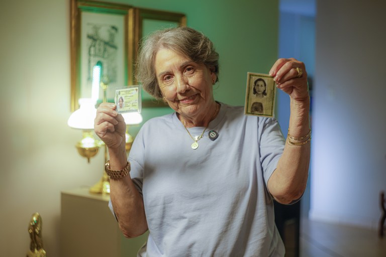 Rosanne Assreuy está entre as pessoas que já emitiram a nova Carteira de Identidade Nacional (CIN), em busca de mais facilidade e segurança na identificação. Entre o público idoso, mais de 4,2 milhões de CINs já foram emitidas. Foto: Jhonathan Braga/Ascom/MGI