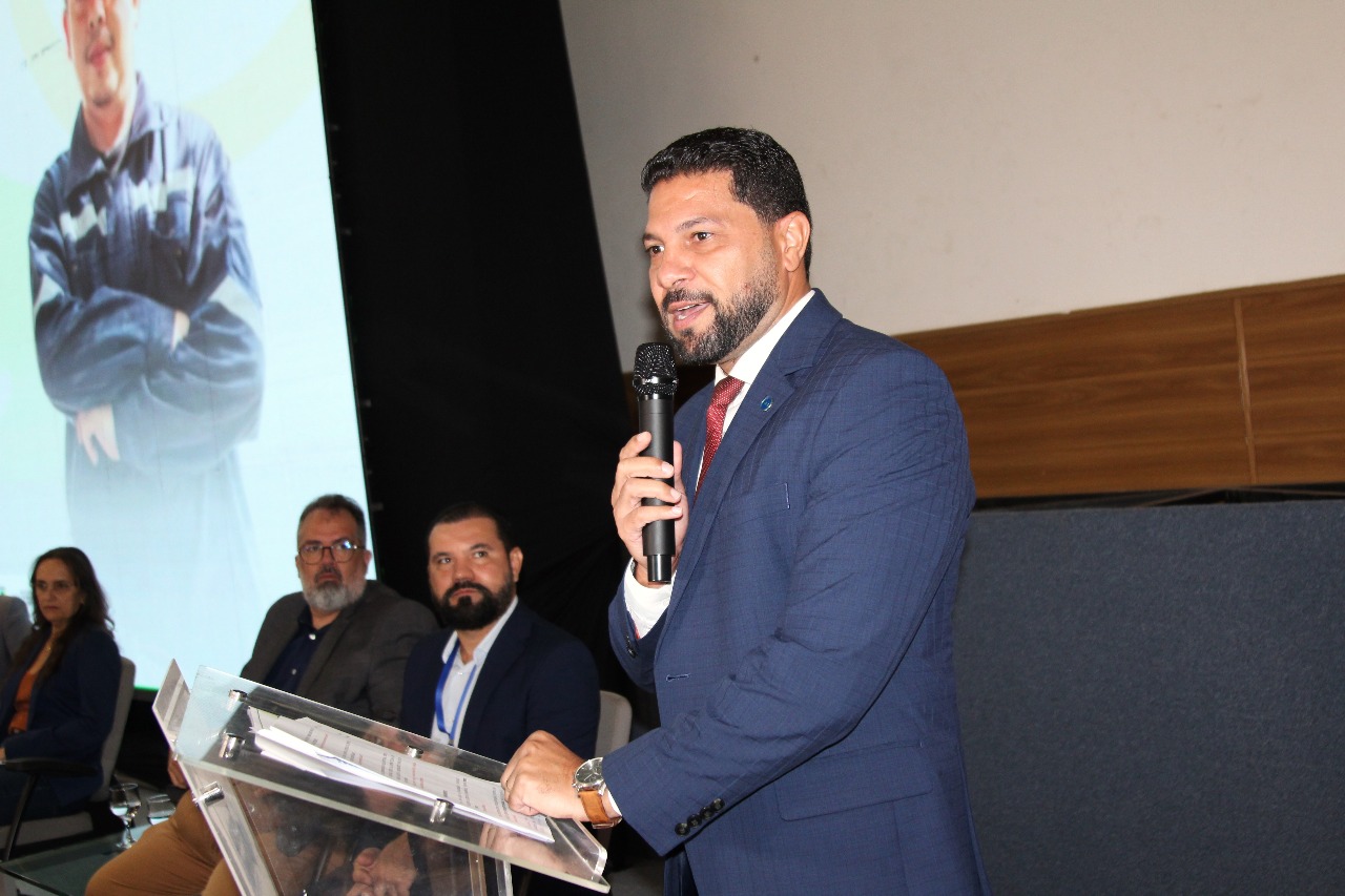 Diretor de Normas e Sistemas de Logística da Seges/MGI, Everton Santos apresentou a plataforma Contrata+Brasil durante o evento em Natal (RN). Foto: Julia Sena