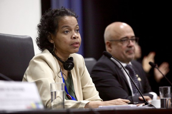 No debate sobre vabilidade de prova on-line em concursos públicos, Queila Cândida (MGI), mediou troca de experiências com Vinh Du Nguyen e Emílio José. A mesa destacou vantagens, desafios e caminhos para garantir segurança, acessibilidade e integridade nos certames digitais. Foto:  André Corrêa