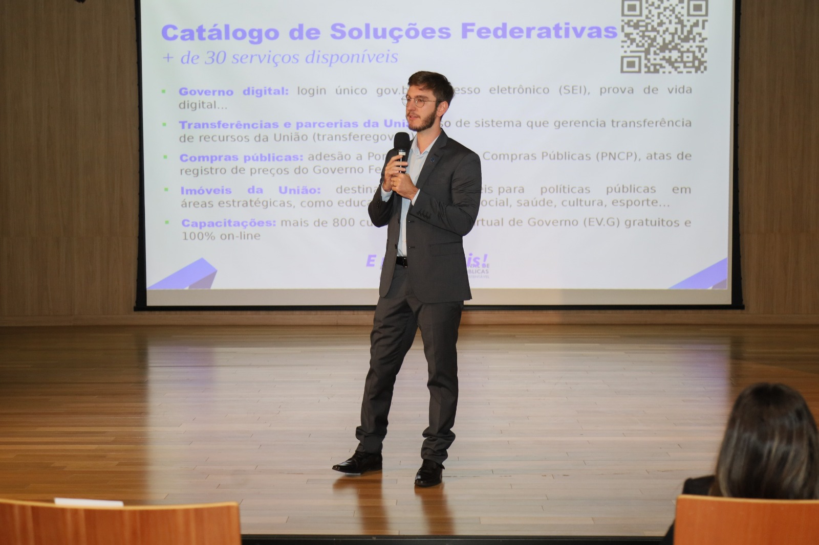 Enzo Tessarolo apresenta soluções do Ministério da Gestão que fortalecem as contratações públicas nos estados e municípios. Foto: Fernanda Félix