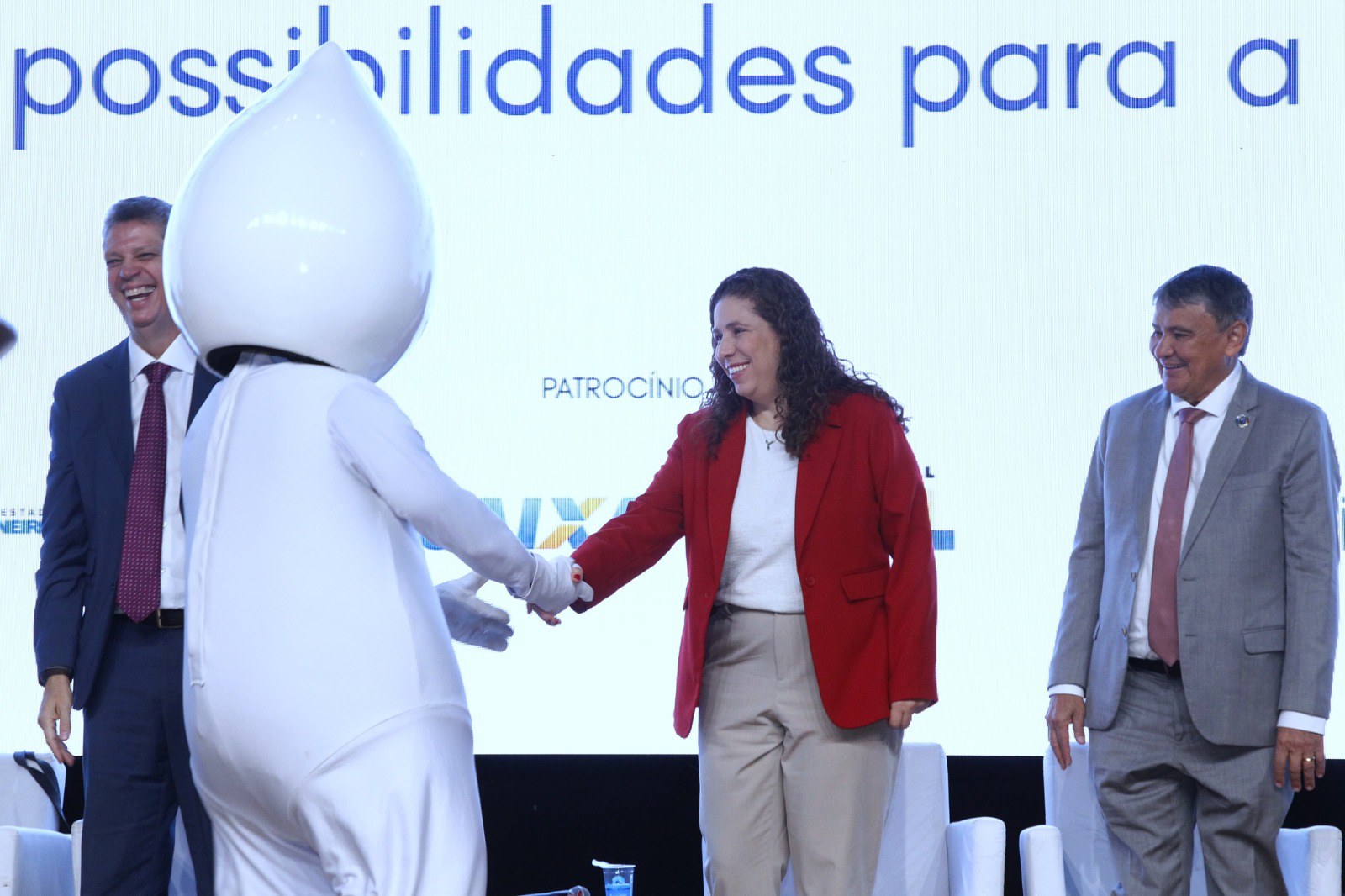 A ministra Esther Dweck assina compromissos ao lado de autoridades do GDF, da Secretaria-Geral da Presidência, do MDS e do Ministério da Saúde, reforçando a cooperação federativa da Rede de Parcerias. Foto: Adalberto Marques 
