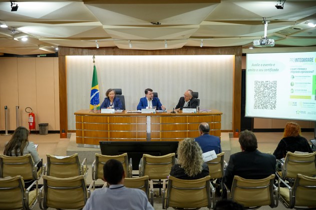 Secretária de integridade pública da CGU, Patrícia Azevedo, multiplicador integridade da SPU-SP, Luís Fernandes Salles e chefe da AECI-MGI debatem os impactos da integridade no ambiente institucional. Foto: Filipe Alcântara
