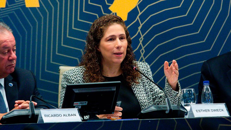 Ministra Esther Dweck reforçou o compromisso do governo com um modelo de transformação do Estado já em curso pelo MGI, baseado no desenvolvimento sustentável, na valorização dos servidores e na melhoria dos serviços públicos. Foto: Kelly Fersan