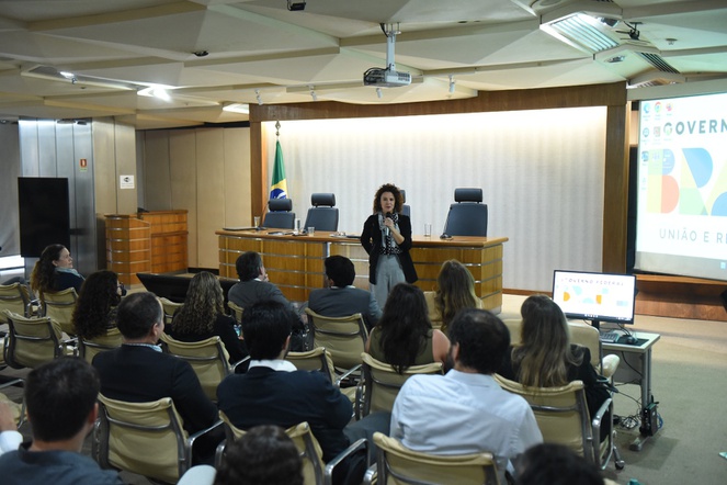 Secretária Elisa Leonel fala durante edição do Sest Convida, outra ação da Secretaria de Coordenação e Governança das Empresas Estatais Federais. Foto: Mateus Tourinho/MGI