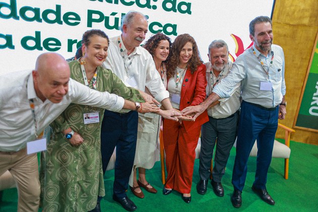 Líderes das estatais no encontro firmaram compromisso por transição justa, acompanhados da ministra da Esther Dweck e da secretária de Coordenação das Estatais do MGI, Elisa Leonel. Foto: Jhonathan Braga