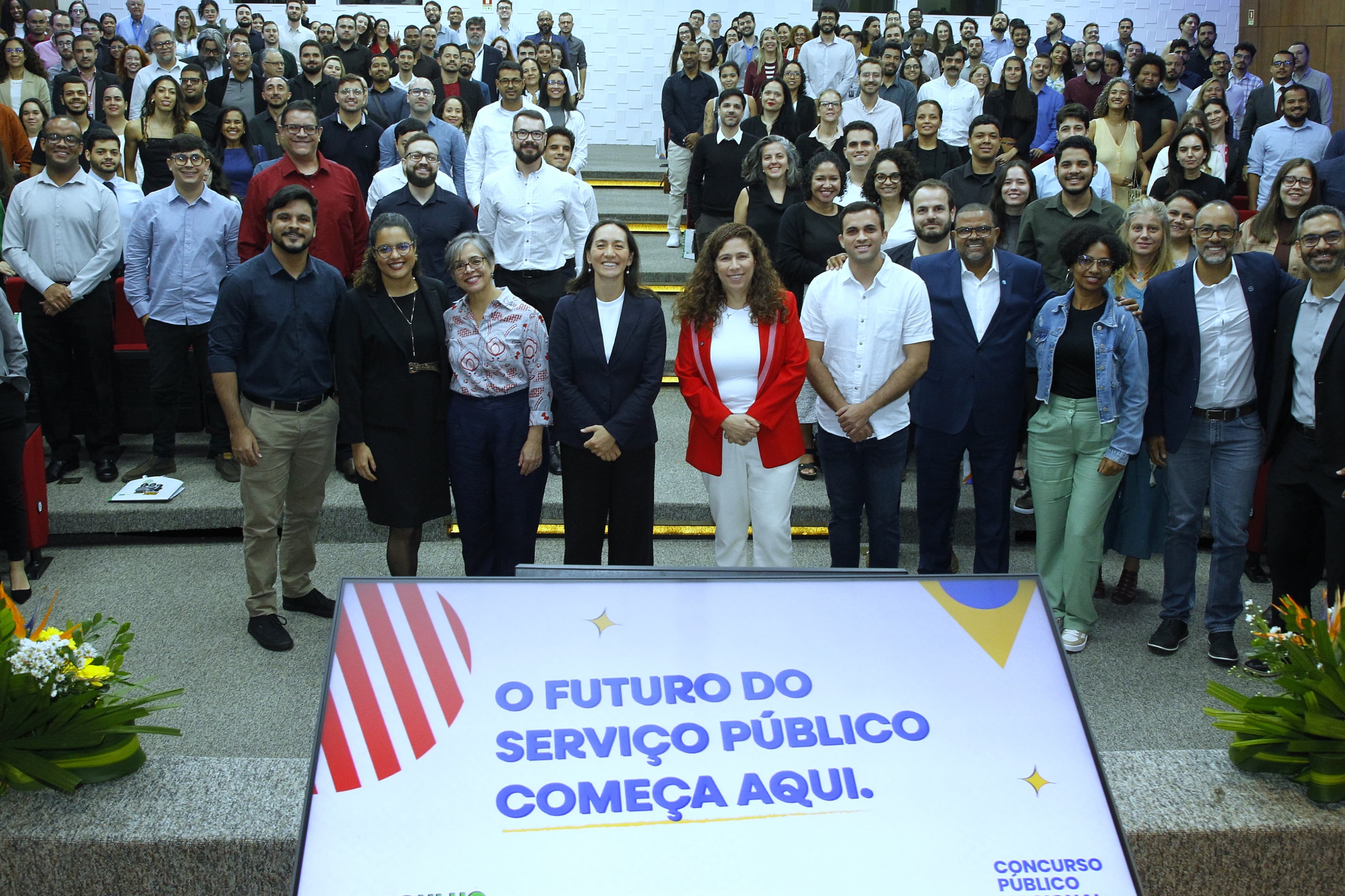 Uma parte das servidoras e servidores aprovados no CPNU 1 receberam boas-vindas oficiais durante cerimônia de recepção promovida pelo MGI, marcando o início de uma nova fase no serviço público federal com foco em diversidade, inclusão e renovação da força de trabalho. Foto: Adalberto Marques