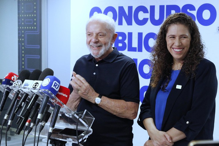 O presidente Luiz Inácio Lula da Silva e a ministra da Gestão e da Inovação em Serviços Públicos, Esther Dweck, durante coletiva de imprensa na Dataprev após a aplicação da primeira edição do Concurso Público Nacional Unificado (CPNU). O certame marcou a retomada dos concursos federais e reafirmou o compromisso do governo federal com um serviço público diverso, inclusivo e com a cara do Brasil. Foto: Adalberto Marques