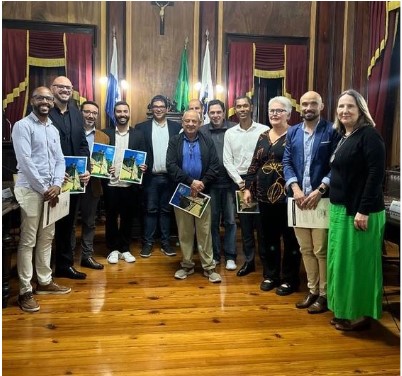 Egresso da turma 4.0 do Programa LideraGOV, Ueliton da Costa Leonidio foi homenageado na Câmara de Vereadores de Petrópolis pelos 60 anos da profissão de Administrador. A cerimônia reconheceu sua trajetória e contribuições à administração pública, com destaque para sua atuação em gestão, inovação e liderança. Foto: Ueliton da Costa Leonidio