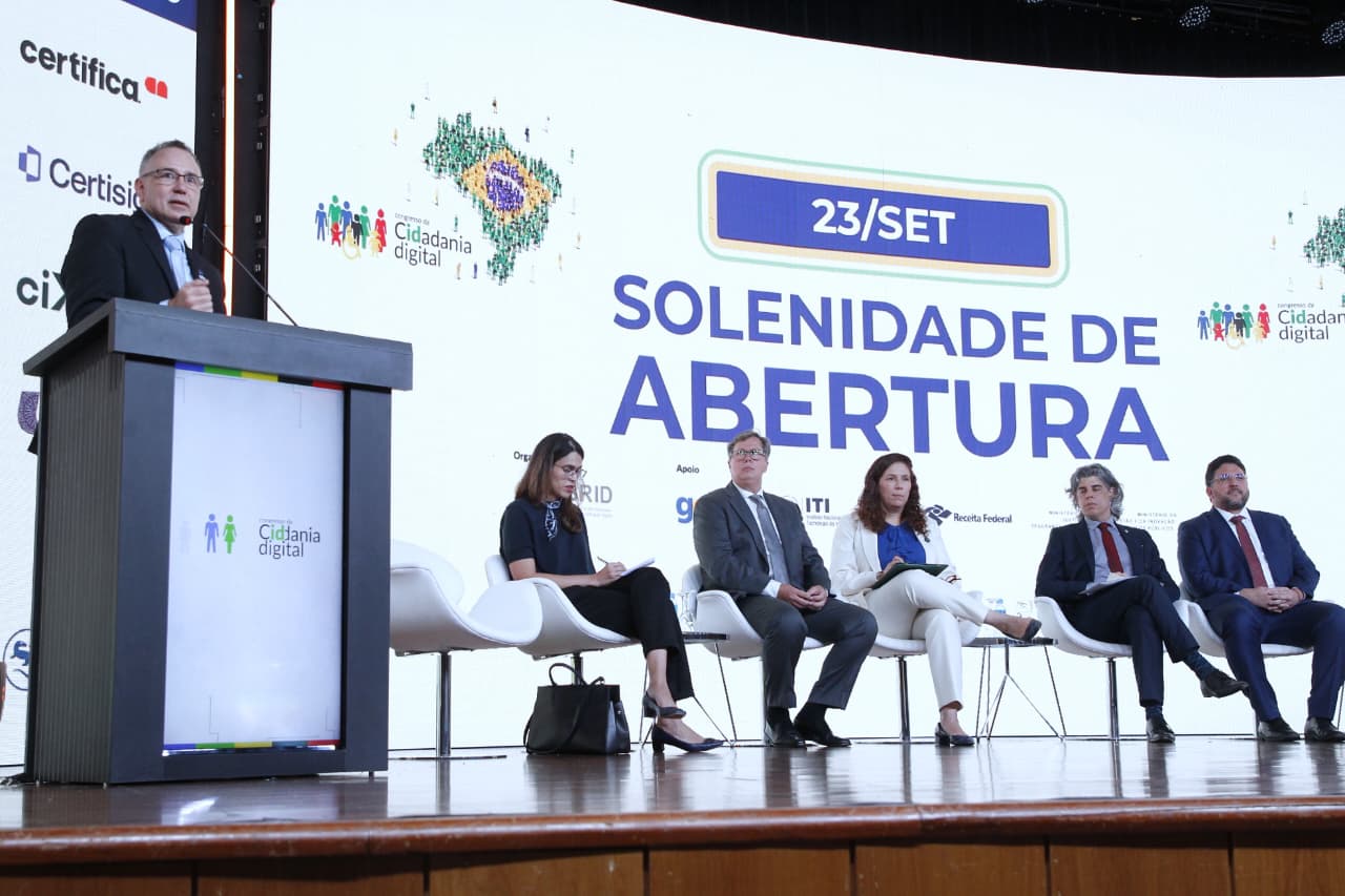Secretário Rogério Mascarenhas discursou na abertura do congresso, que contou com participação da ministra da Gestão, Esther Dweck. Foto: Adalberto Marques