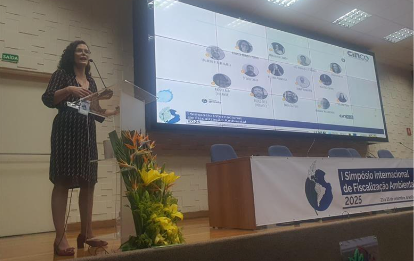 A coordenadora-geral de Inovação e Ciências Comportamentais do MGI, Marizaura Camões, palestrou no I Simpósio Internacional de Fiscalização Ambiental, na sede do Ibama. Foto: Reprodução/Equipe MGI.