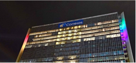 Sede dos Correios foi iluminada durante ações em alusão ao mês do Orgulho LGBTQIAPN+, em junho. Foto: Sest/MGI