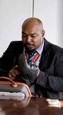 Transformando vidas: Zaquel Braga, idealizador do Programa Engraxate Brasil, mostra como a iniciativa apoiada pelo MGI leva capacitação, renda e dignidade a pessoas em situação de vulnerabilidade, agora nos prédios da Esplanada dos Ministérios. 