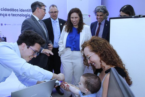 Durante o Congresso da Cidadania Digital 2025, em Brasília, até os bebês tiveram a oportunidade de emitir a nova Carteira de Identidade Nacional (CIN). Foto: Adalberto Marques