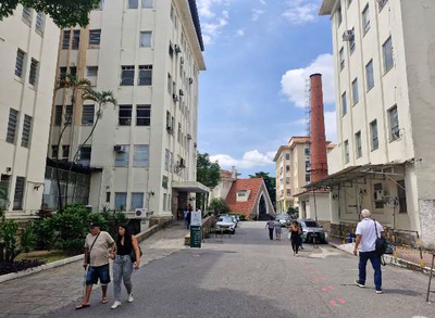 4- Praça do Pátio interno com restaurante à esquerda e Prédio 1 ao fundo.png