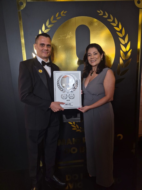 Servidores da Secretaria de Governo Digital do MGI recebem premiação em São Paulo. Na imagem, Mara Lilian Neves Abdon e Lívio Pitangueira de Avelino