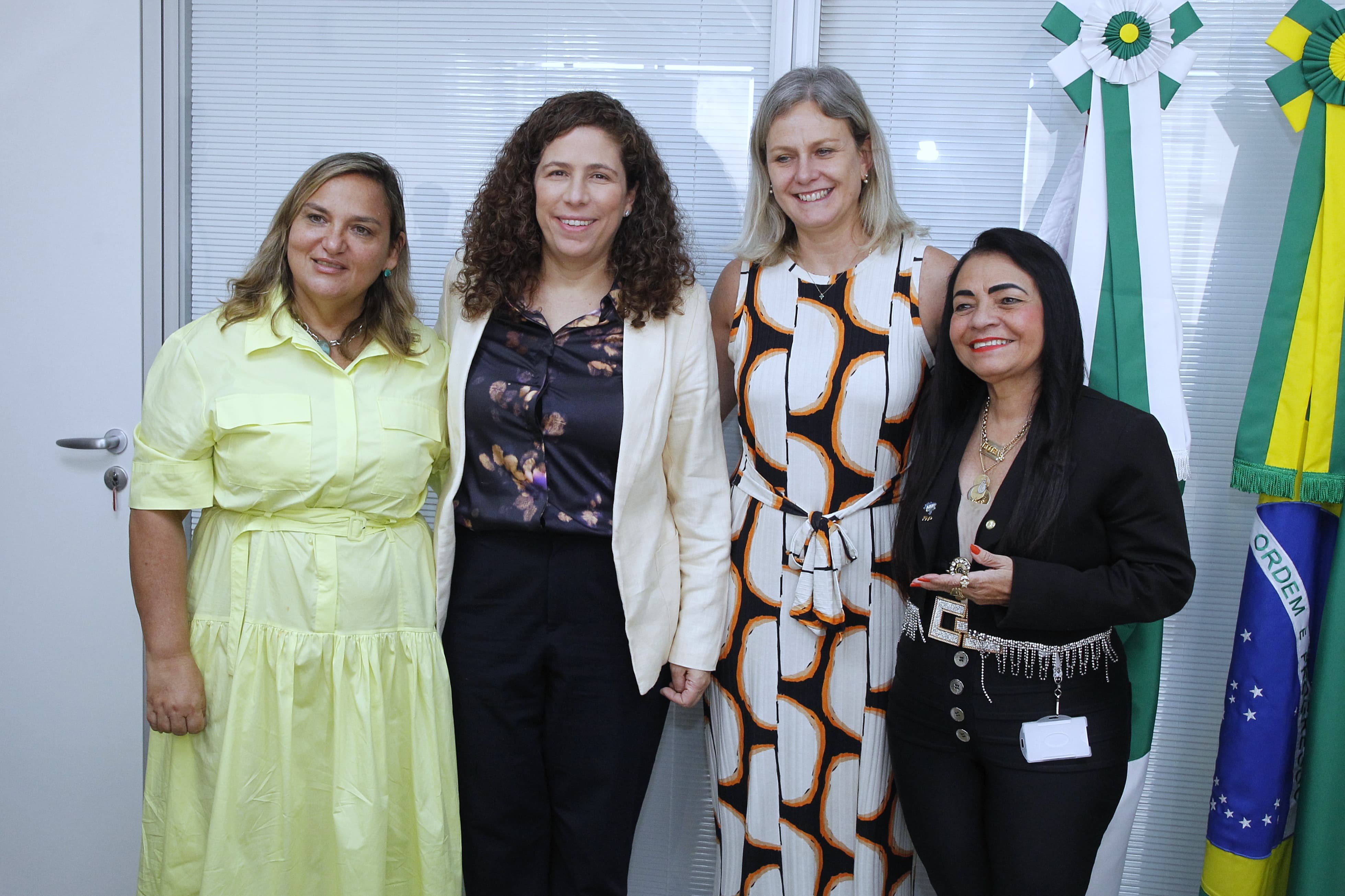 Ministra Esther Dweck se reuniu com as prefeitas e parabenizou o trabalho realizado. Foto: Adalberto Marques/MGI