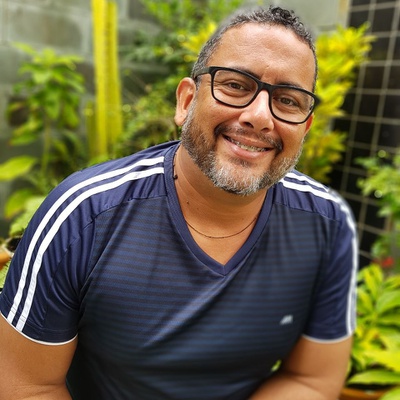 Renato Valério Falcão Júnior trabalha na Fábrica de Digitalização há seis meses, cuidando da parte de higienização dos documentos a serem digitalizados. Foto: Arquivo Pessoal