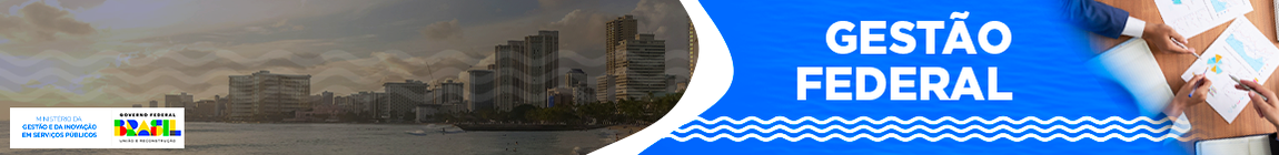 Há um terreno de marinha do lado esquerdo e do lado direito três mão e diversos documentos encima de uma mesa de madeira. Texto: Gestão Federal