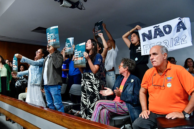 Comissão de Constituição, Justiça e Cidadania (CCJ) promove audiência pública interativa destinada a instruir a Proposta de Emenda à Constituição nº 3, de 2022, que “revoga o inciso VII do caput do art. 20 da Constituição Federal e o § 3º do art. 49 do Ato das Disposições Constitucionais Transitórias; e dá outras providências”. <br><br>Manifestantes protestam contra a PEC 3/2022. <br><br>Foto: Waldemir Barreto/Agência Senado