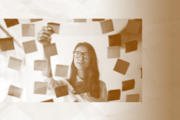 Moça colando post-it na parede