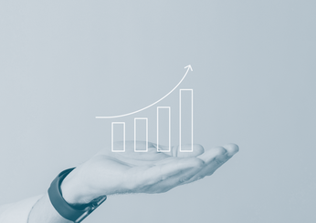 Mão de uma pessoa segurando uma imagem de um gráfico.