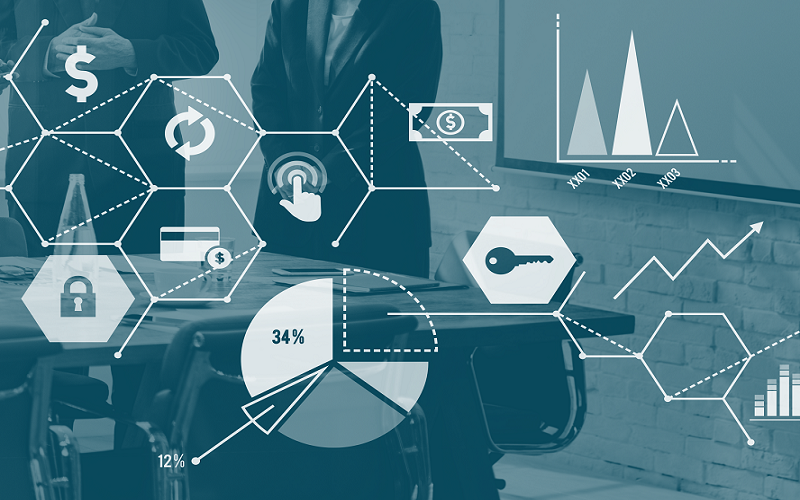 Duas pessoas ao redor de uma mesa e ícones financeiros adicionados à imagem.