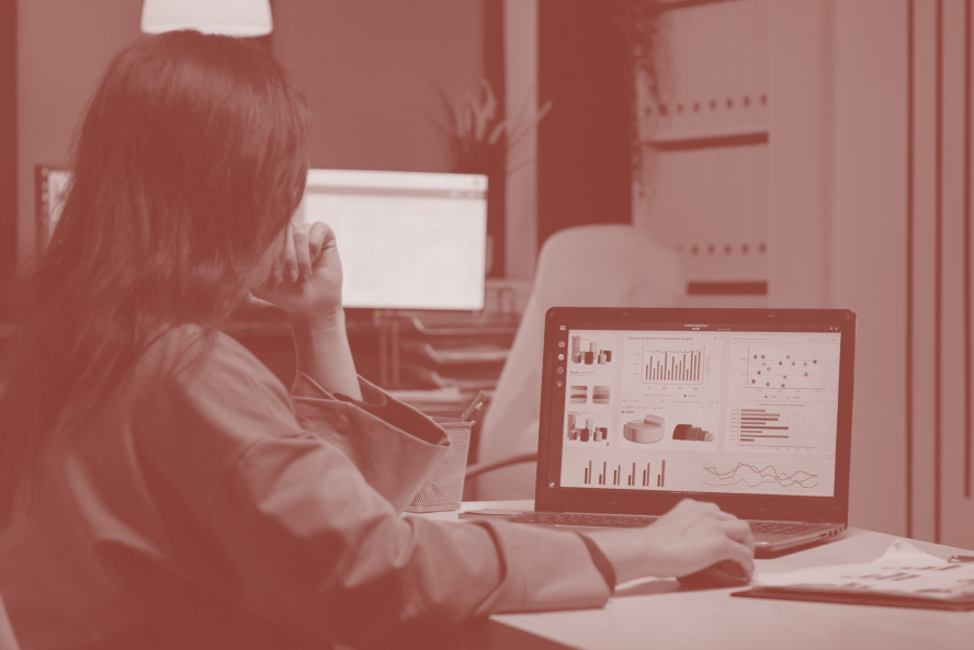 Mulher em frente ao computador