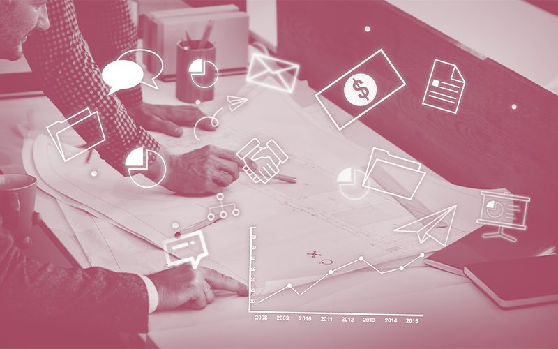 Duas pessoas analisando um projeto em uma folha A3 e alguns ícones de teconlogia e marketing aparecem na imagem.